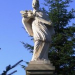 Św. Jan Nepomucen- rzeźba pochodząca z XVIIIw., doprowadzona do stanu pierwotnego w 2003r.
